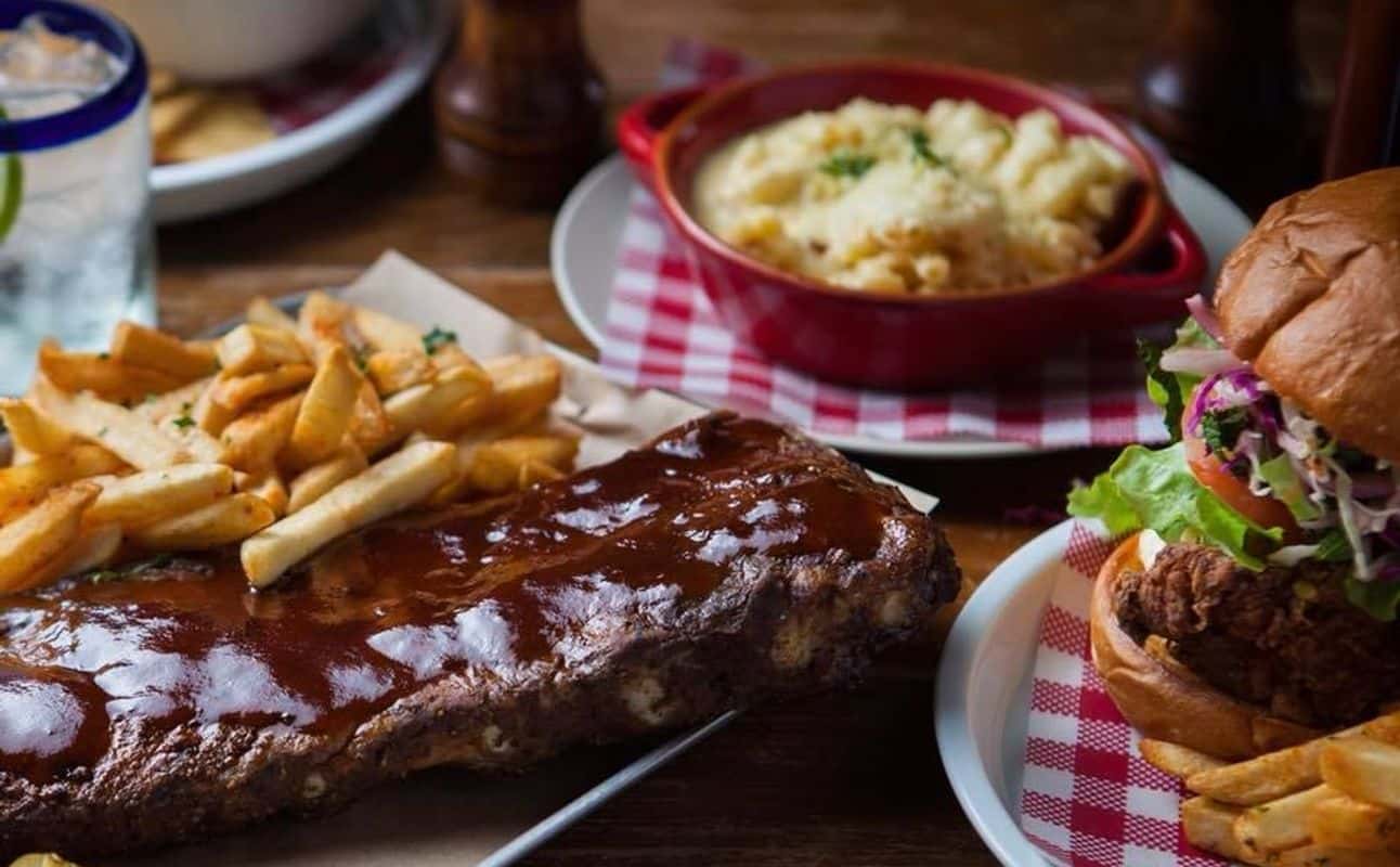Enjoy American, BBQ and Burgers cuisine at Lester & Earl in Palm Beach, Gold Coast