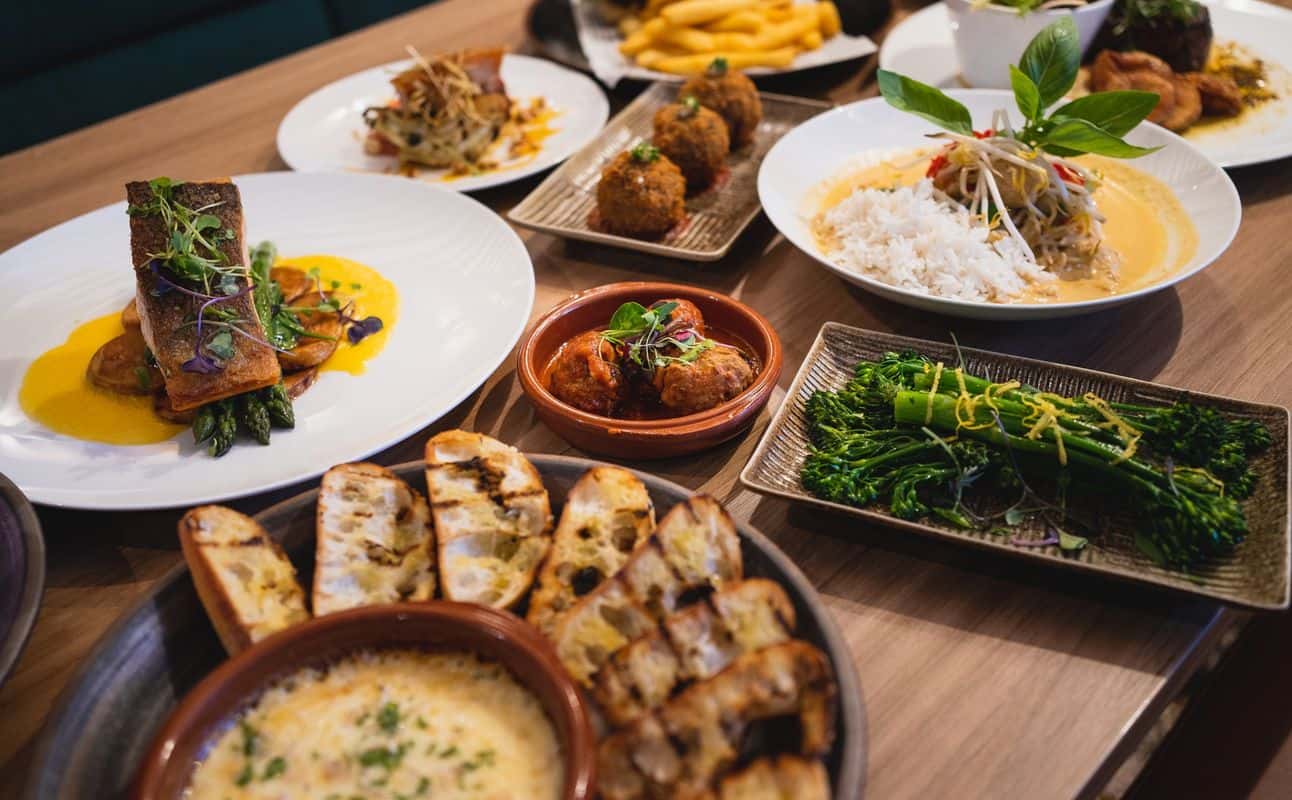 Enjoy Australian, Vegetarian options, Bars & pubs, Highchairs available, Free onsite parking, Table service, Wheelchair accessible, $$$, Groups and Families cuisine at Roulettes Tavern in Parafield Airport, Adelaide